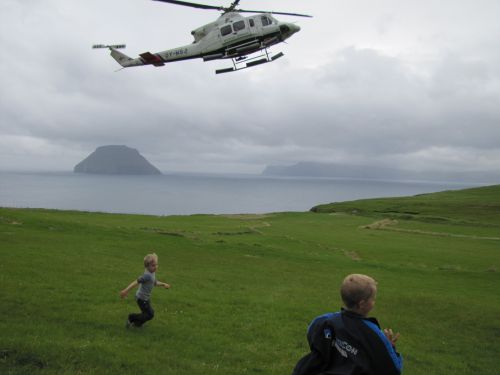 Дети провожают вертолёт