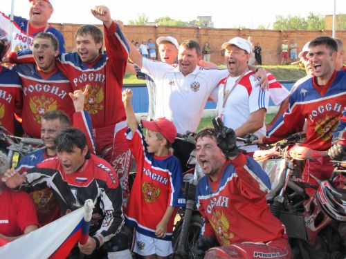 Сборная России празднует победу на чемпионате Европы по мотоболу-2010