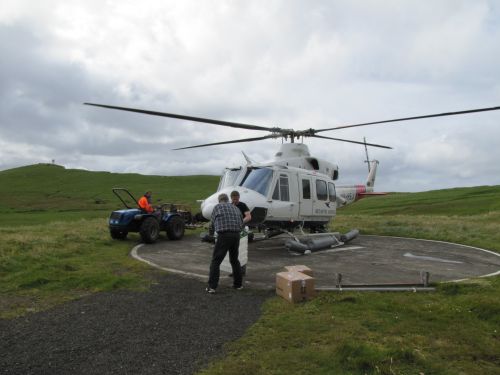 Вертолёт на посадочной площадке острова Большой Дуймун