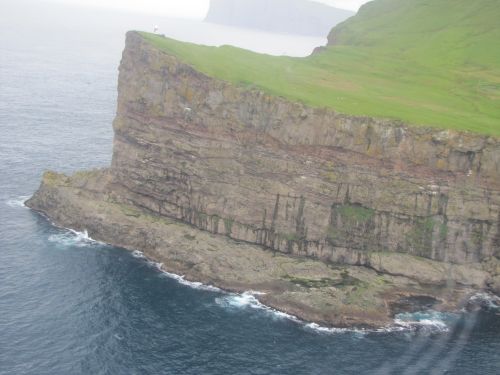 Вид на отвесные скалы острова с вертолёта
