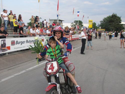 Игрок сборной России Геннадий Миць с сыном